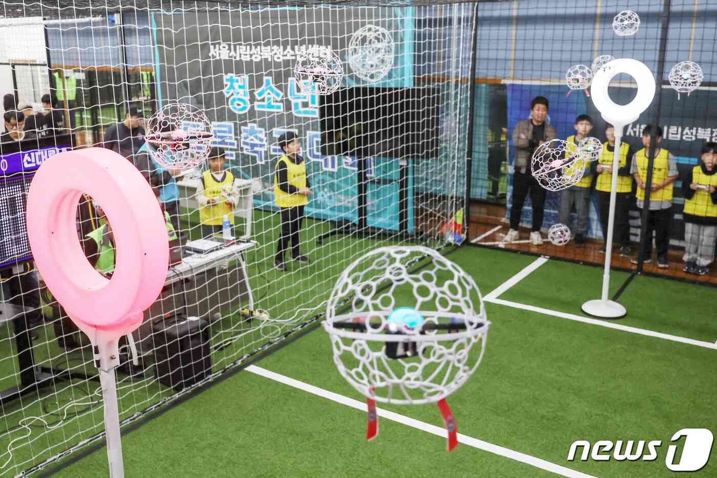 12일 오전 서울 성북구 성북청소년센터 드론축구장에서 열린 '청소년 드론축구대회'에서 청소년들이 조종하는 축구공 모양의 드론볼이 경기장을 누비고 있다. 2023.11.12/뉴스1 © News1 민경석 기자