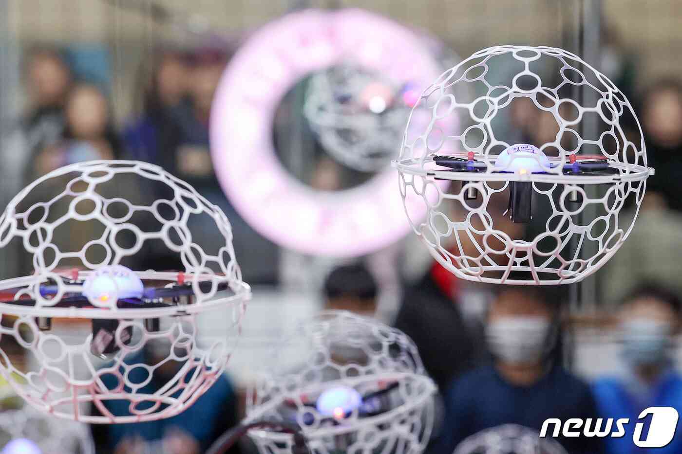 12일 오전 서울 성북구 성북청소년센터 드론축구장에서 열린 '청소년 드론축구대회'에서 청소년들이 조종하는 축구공 모양의 드론볼이 경기장을 누비고 있다. 2023.11.12/뉴스1 © News1 민경석 기자