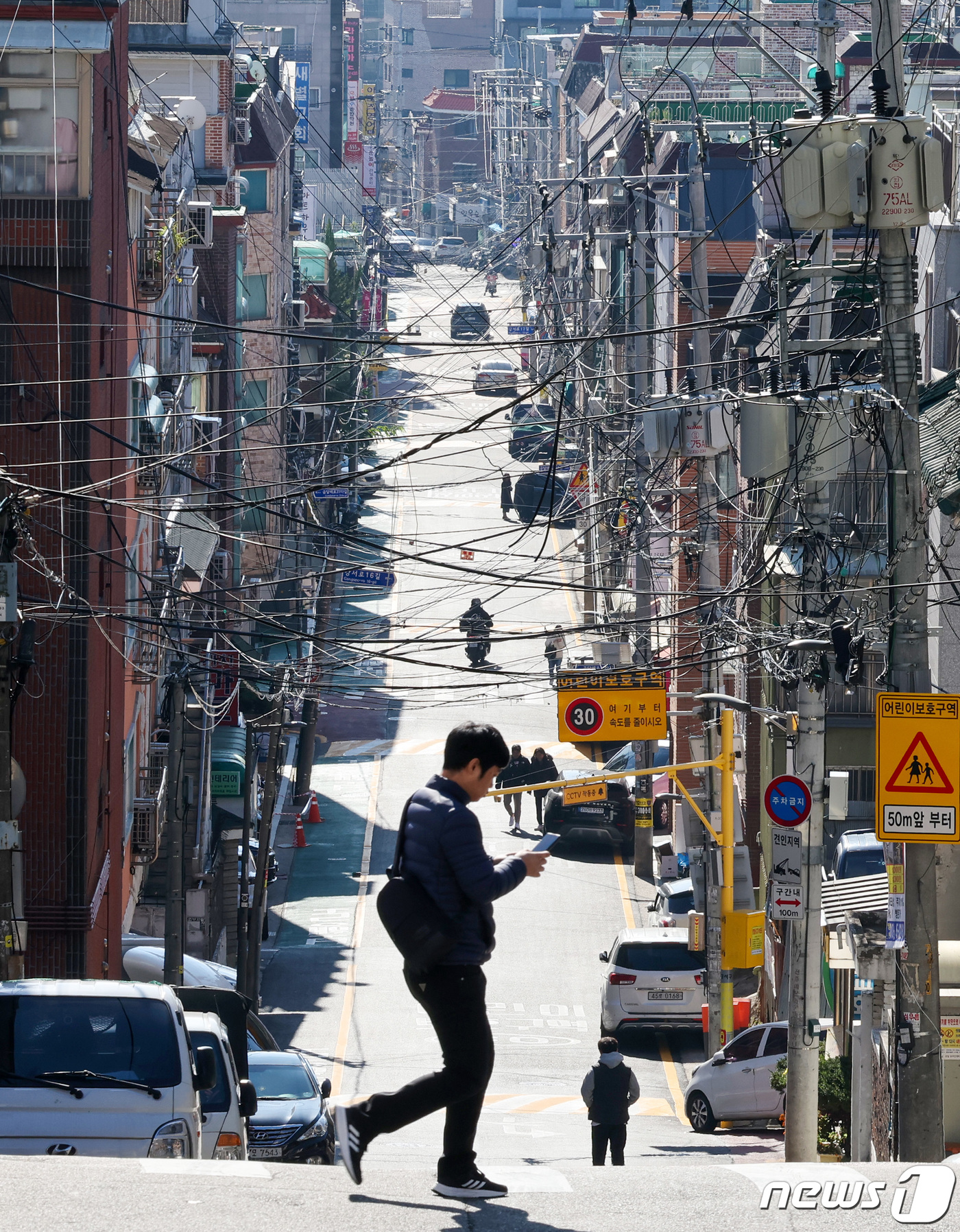 (서울=뉴스1) 김성진 기자 = 12일 서울시의 전월세 정보몽땅에 따르면 지난달 기준 서울시 내 연립·다세대 주택의 전세가율은 70.6%(종로구 집계 제외)로 나타났다. 가격은 하 …