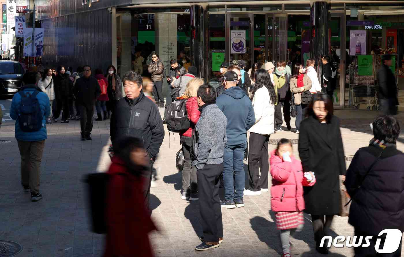 영하권 추위가 이어진 12일 오전 서울 중구 명동거리를 찾은 관광객들이 두꺼운 외투를 입은 채 거리를 걷고 있다. 2023.11.12/뉴스1 © News1 장수영 기자