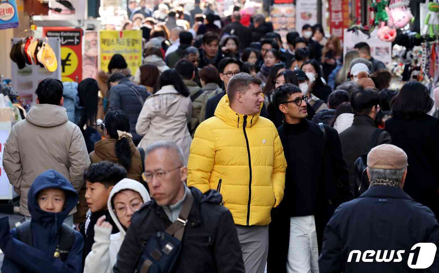 영하권 추위가 이어진 12일 오전 서울 중구 명동거리를 찾은 관광객들이 두꺼운 외투를 입은 채 거리를 걷고 있다. 2023.11.12/뉴스1 © News1 장수영 기자