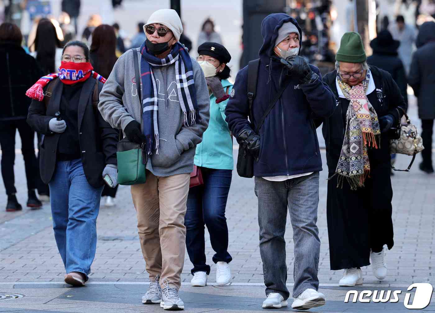 영하권 추위가 이어진 12일 오전 서울 중구 명동거리를 찾은 관광객들이 두꺼운 외투를 입은 채 거리를 걷고 있다. 2023.11.12/뉴스1 © News1 장수영 기자