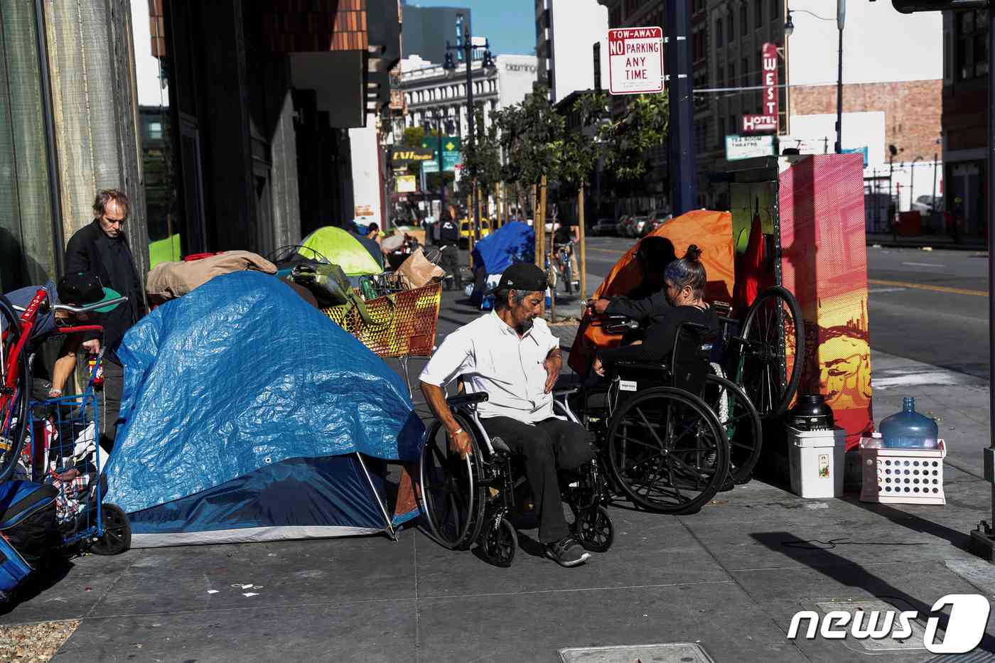 미국 캘리포니아주 샌프란시스코 텐더로인 거리에 노숙하는 노숙자들. 2020.04.01. © 로이터=뉴스1 © News1 정윤영 기자