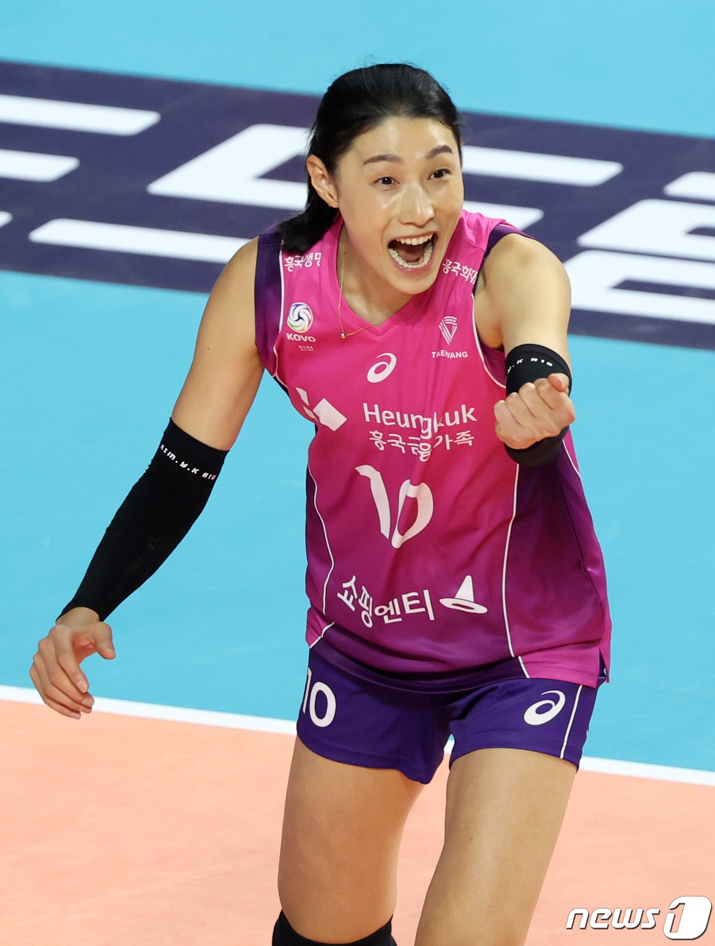 본문 이미지 - 흥국생명 김연경이 12일 인천 삼산월드체육관에서 열린 여자프로배구 2023-2024 도드람 V리그 흥국생명과 현대건설의 경기에서 환호하고 있다. 2023.11.12/뉴스1 ⓒ News1 김성진 기자