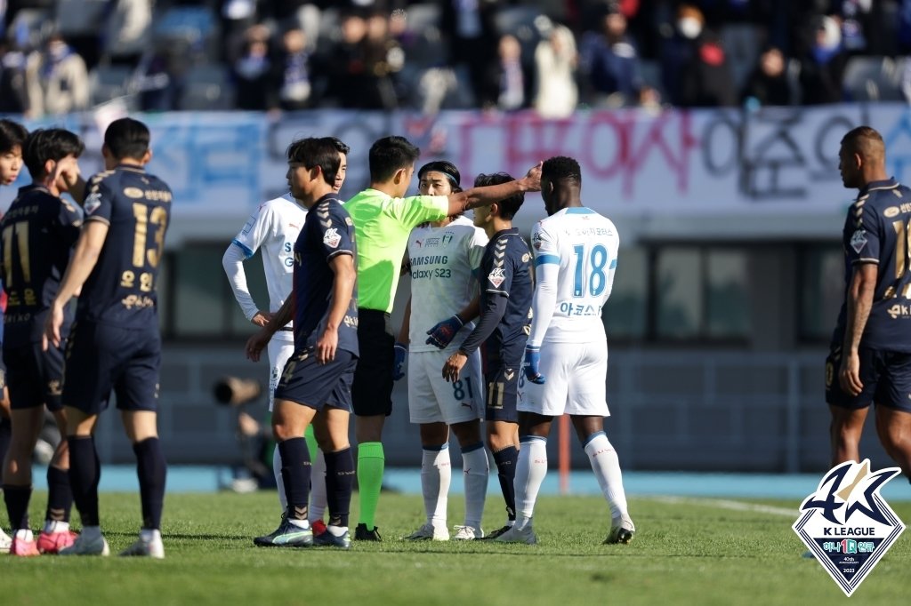  카즈키의 퇴장&#40;한국프로축구연맹 제공&#41;