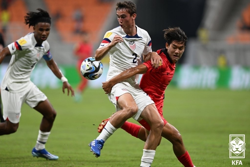 본문 이미지 - 12일 인도네시아 자카르타 인터내셔널 스타디움에서 열린 2023 FIFA U-17 남자 월드컵 조별리그 E조 1차전 한국과 미국의 경기에서 윤도영이 공을 사수하고 있다. (대한축구협회 제공) 2023.11.12/뉴스1
