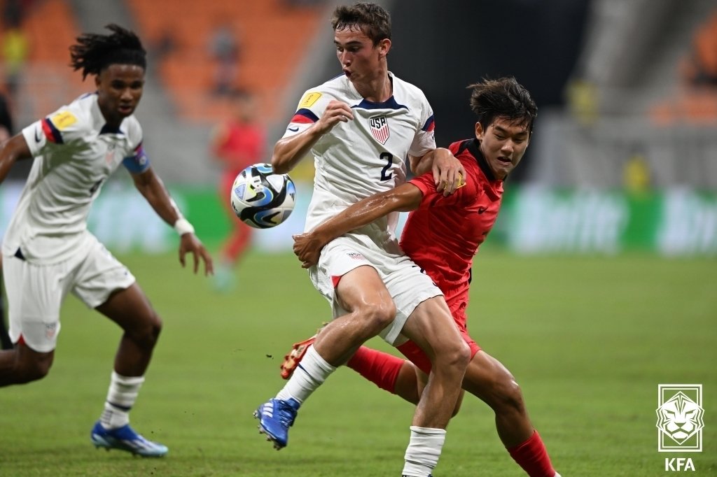 12일 인도네시아 자카르타 인터내셔널 스타디움에서 열린 2023 FIFA U-17 남자 월드컵 조별리그 E조 1차전 한국과 미국의 경기에서 윤도영이 공을 사수하고 있다. &#40;대한축구협회 제공&#41; 2023.11.12/뉴스1