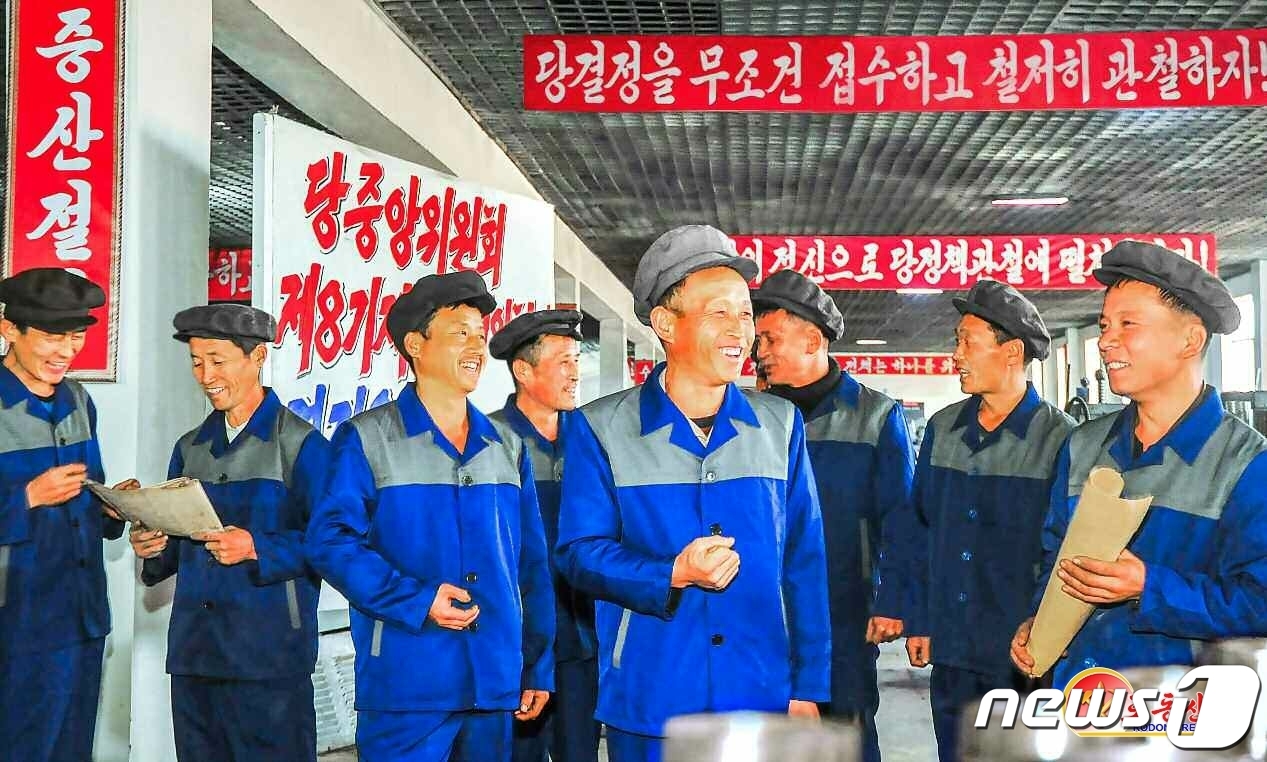 (평양 노동신문=뉴스1) = 북한 노동당 기관지 노동신문은 13일 정주뜨락또르(트랙터) 부속품공장 2가공직장 당원들의 사진을 싣고 "부닥치는 난관을 과감히 뚫고 맡겨진 생산계획을 …