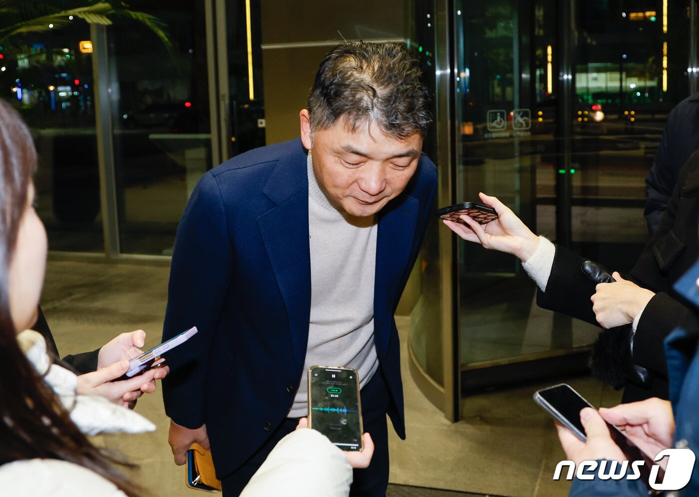 본문 이미지 - 김범수 카카오 미래이니셔티브센터장이 13일 오전 경기 성남시 분당구 카카오모빌리티 본사에서 3차 공동체 비상경영회의에 참석하기 전 취재진에 인사하고 있다. 2023.11.13/뉴스1 ⓒ News1 안은나 기자