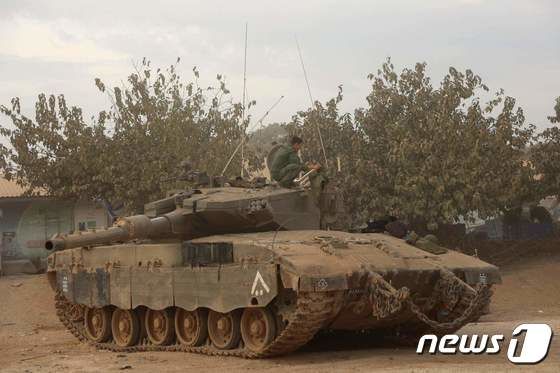 [포토] 탱크 위에 앉아있는 이스라엘 군인