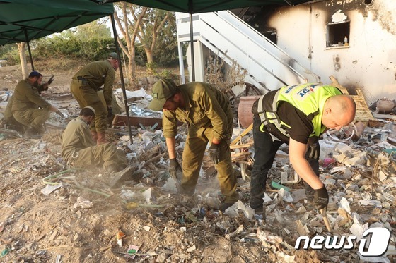 [포토] 잔해 치우는 이스라엘 군인과 봉사자들