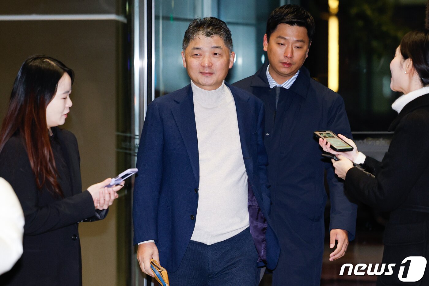 본문 이미지 - 김범수 카카오 미래이니셔티브센터장이 13일 오전 경기 성남시 분당구 카카오모빌리티 본사에서 3차 공동체 비상경영회의에 참석하기 위해 입장하고 있다. 2023.11.13/뉴스1 ⓒ News1 안은나 기자
