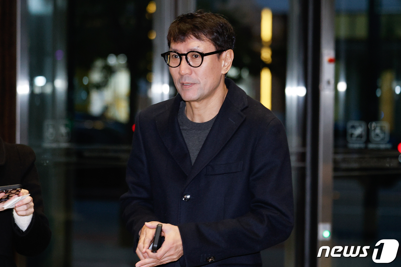 (성남=뉴스1) 안은나 기자 = 홍은택 카카오 대표이사가 13일 오전 경기 성남시 분당구 카카오모빌리티 본사에서 3차 공동체 비상경영회의에 참석하기 위해 이동하고 있다. 2023. …