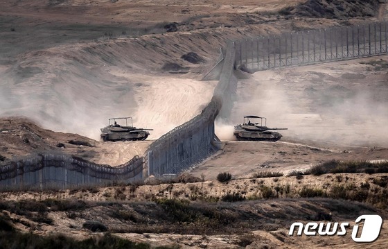 [포토] 가자지구와 접경지 넘는 이스라엘 탱크