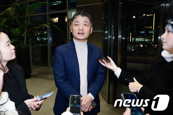 취재진 질문에 답하는 김범수 센터장