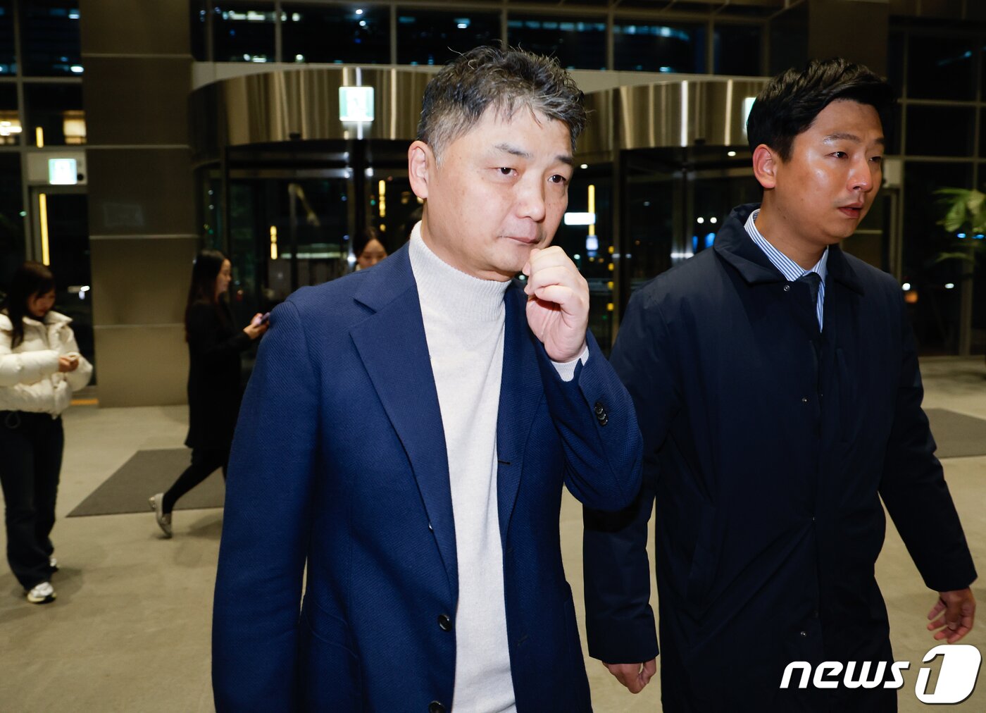 본문 이미지 - 김범수 카카오 미래이니셔티브센터장이 13일 오전 경기 성남시 분당구 카카오모빌리티 본사에서 3차 공동체 비상경영회의에 참석하기 위해 이동하고 있다. 2023.11.13/뉴스1 ⓒ News1 안은나 기자