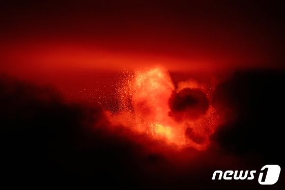 [사진] 붉은 용암 덩어리 분출하는 이탈리아 에트나 화산