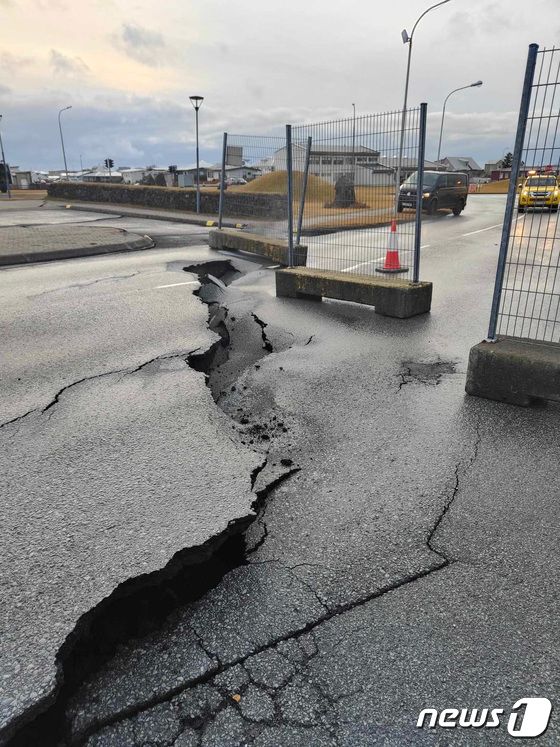 [포토] 아이슬란드 지진으로 갈라진 도로
