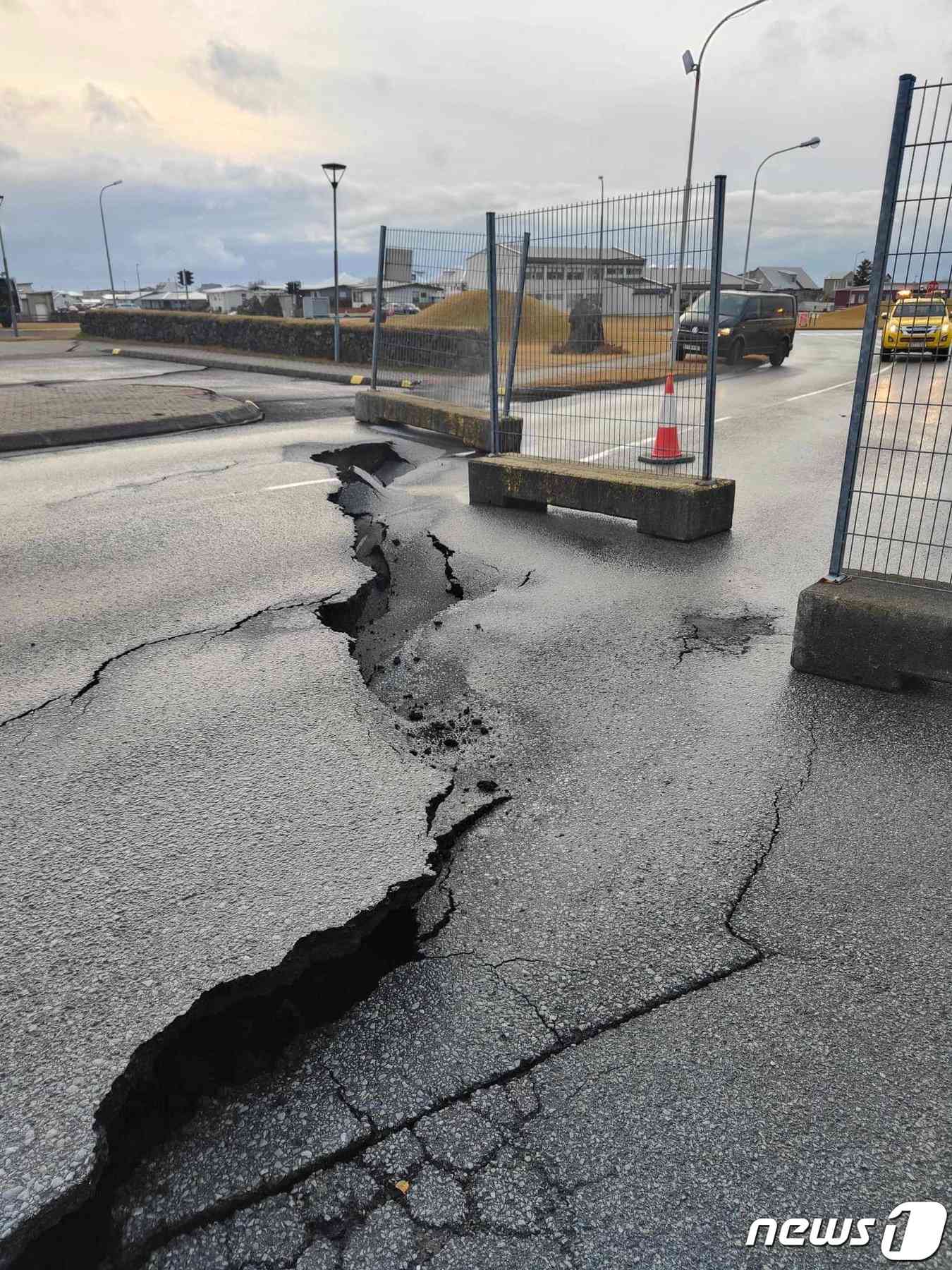 11일(현지시간) 아이슬란드 남서부 그린다비크 지역에서 화산 분출이 일어날 수 있다는 관측이 나오는 가운데 지진으로 인해 도로가 갈라져있다. 2023.11.13 © 로이터=뉴스1 © News1 정지윤 기자