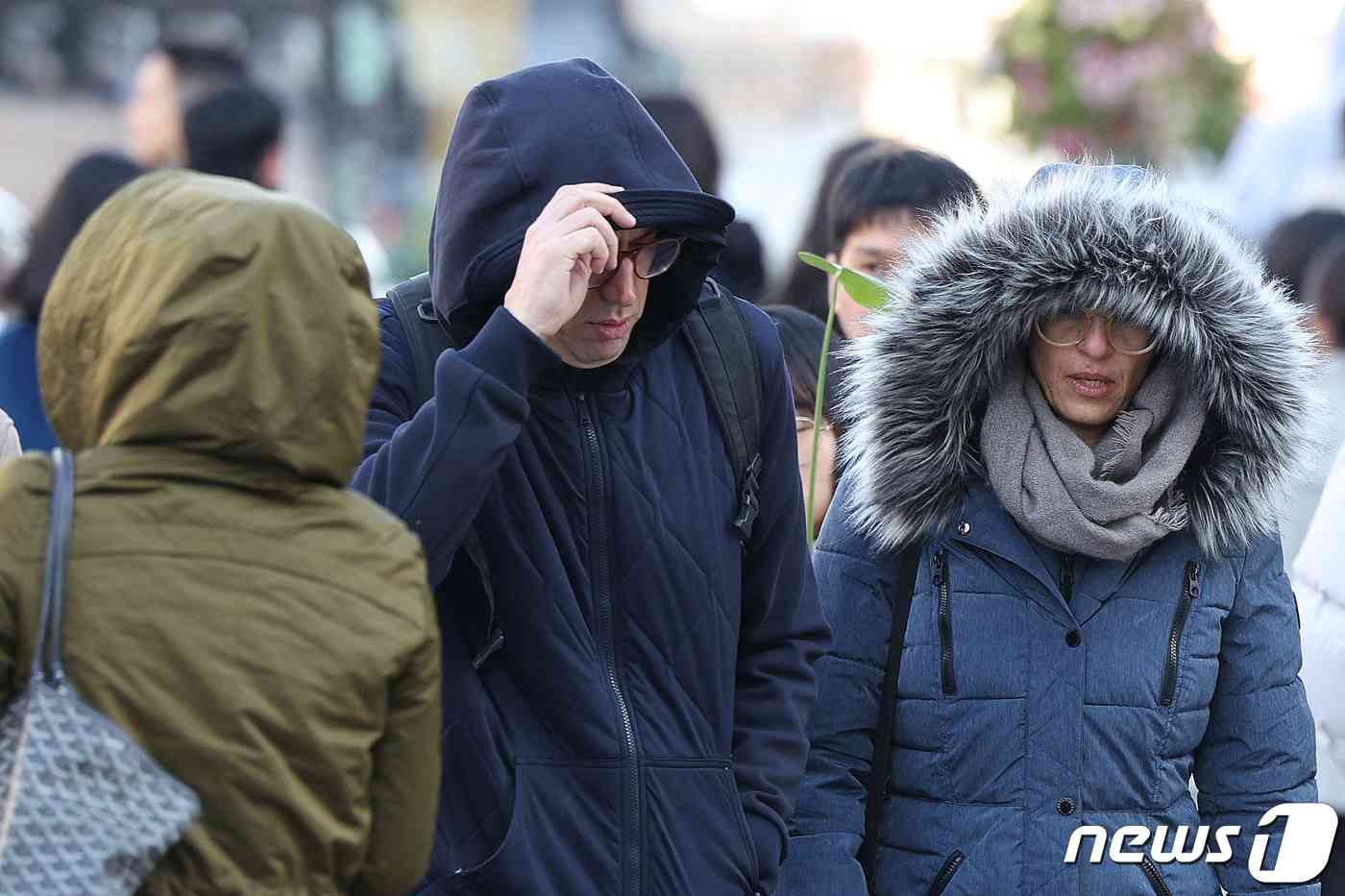 사흘째 초겨울 추위가 이어진 13일 서울 광화문 네거리에서 시민들이 두꺼운 옷을 입고 출근하고 있다. 기상청은 내일 낮부터 추위가 풀리며 수능일에는 큰 추위가 없을 것으로 예보했다./뉴스1 © News1 신웅수 기자