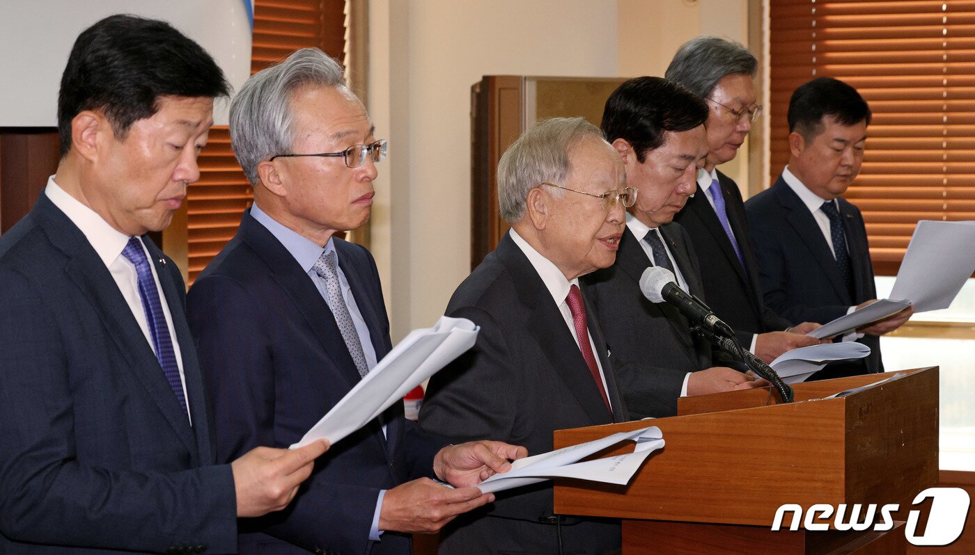 본문 이미지 - 손경식 한국경영자총협회 회장(왼쪽 세 번째) 등 경제6단체장들이 13일 오전 서울 중구 프레스센터에서 노동조합법 개악 규탄 및 거부권 행사 건의 공동성명을 발표하고 있다. 2023.11.13/뉴스1 ⓒ News1 장수영 기자