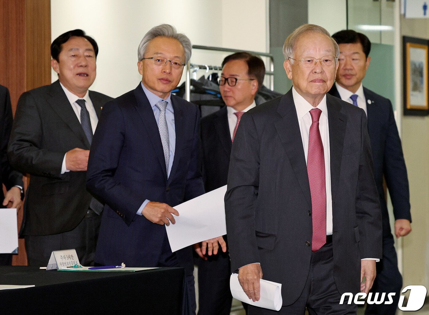 본문 이미지 - 손경식(오른쪽) 한국경영자총협회 회장 등 경제단체장들이 13일 오전 서울 중구 프레스센터에서 노동조합법 개악 규탄 및 거부권 행사 건의 공동성명을 발표하기 위해 기자회견장에 입장하고 있다.  2023.11.13/뉴스1 ⓒ News1 장수영 기자