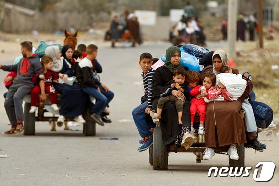 [포토] 가자지구 남부로 피난 가는 팔레스타인인들
