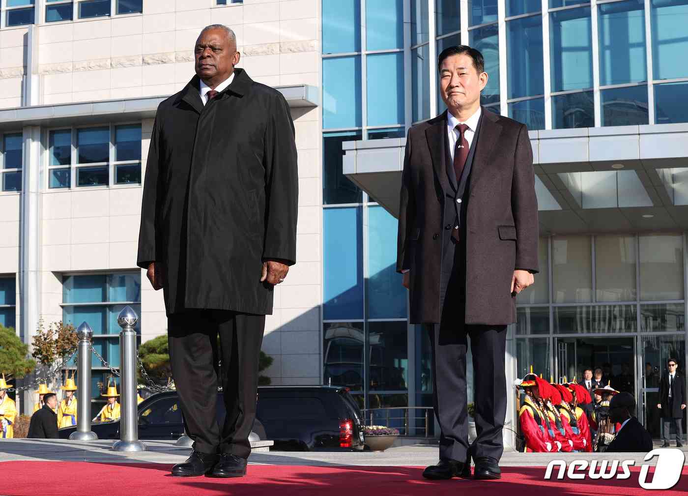 신원식 국방부 장관(오른쪽)과 로이드 오스틴 미국 국방장관. 2023.11.13/뉴스1 © News1 사진공동취재단