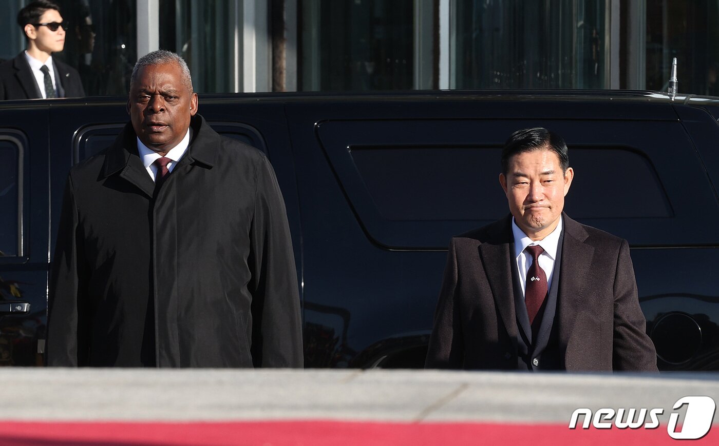 본문 이미지 - 신원식 국방부 장관(오른쪽)과 로이드 오스틴 미국 국방장관. 2023.11.13/뉴스1 ⓒ News1 사진공동취재단