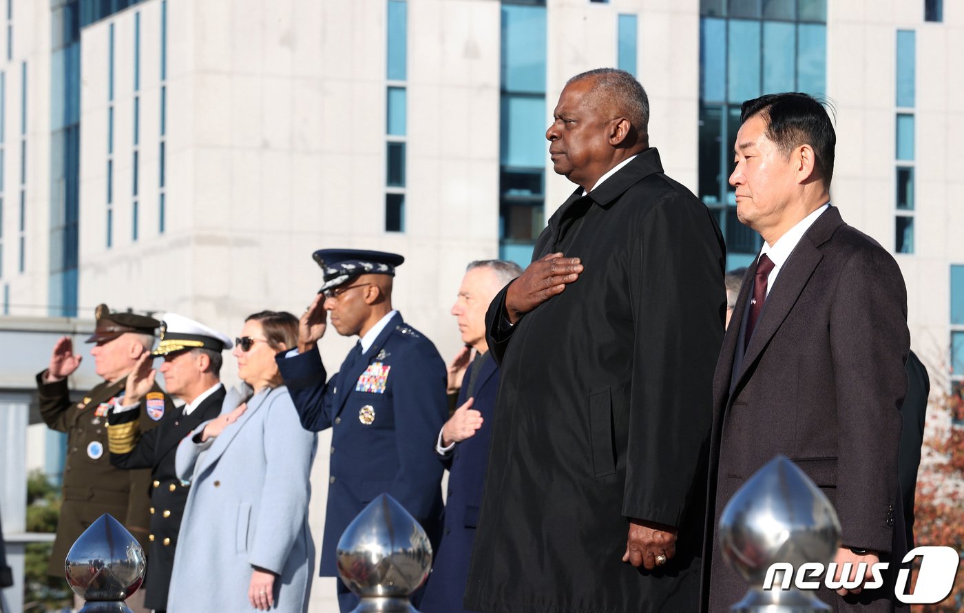 본문 이미지 - 신원식 국방부 장관(오른쪽)과 로이드 오스틴 미국 국방장관 등이 13일 오전 서울 용산구 국방부 연병장에서 열린 제55차 SCM(한미안보협의회의) 의장행사에 참석, 국기에 대한 경례를 하고 있다. 2023.11.13/뉴스1 ⓒ News1 사진공동취재단