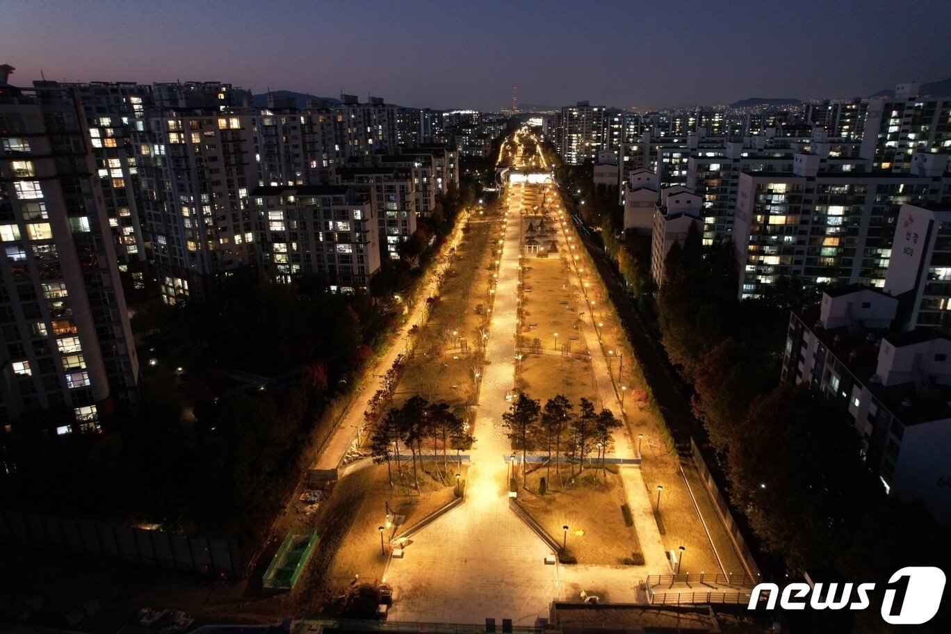 본문 이미지 - 분당∼수서 간 도시고속화도로 소음 저감을 위한 ‘녹색 공원화’ 1단계 사업이 20일 준공된다. 성남시는 공사가 사실상 마무리 된 터널 형태의 구조물 상부에 조상한 공원을 10월31일 시민에게 임시 개방했다.(성남시 제공) ⓒ News1 김평석 기자