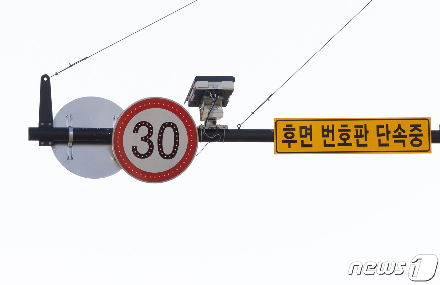 본문 이미지 - 13일 오전 경기도 고양시 덕양구 덕은한강초등학교 어린이 보호구역에 양방향 무인 단속 장비가 설치돼 있다. 2023.11.13/뉴스1 ⓒ News1 이재명 기자