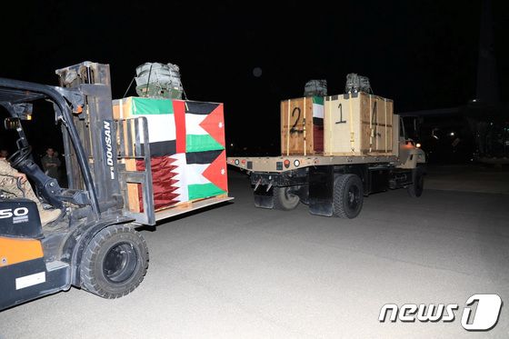 [포토] 가자지구에 구호물품 보내는 요르단軍
