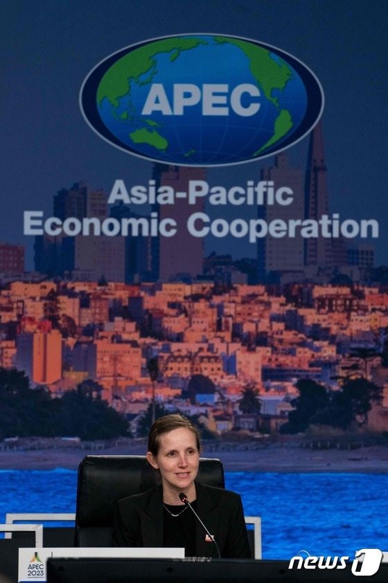 [사진] APEC 고위관리회의서 연설하는 토드 백악관 보좌관