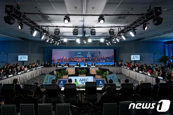 [사진] APEC 정상회의 중 열린 첫 최종 고위관리회의 모습