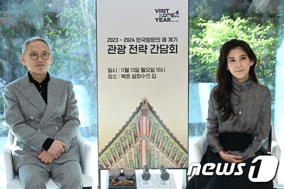 취재진 질문듣는 유인촌 장관과 이부진 위원장