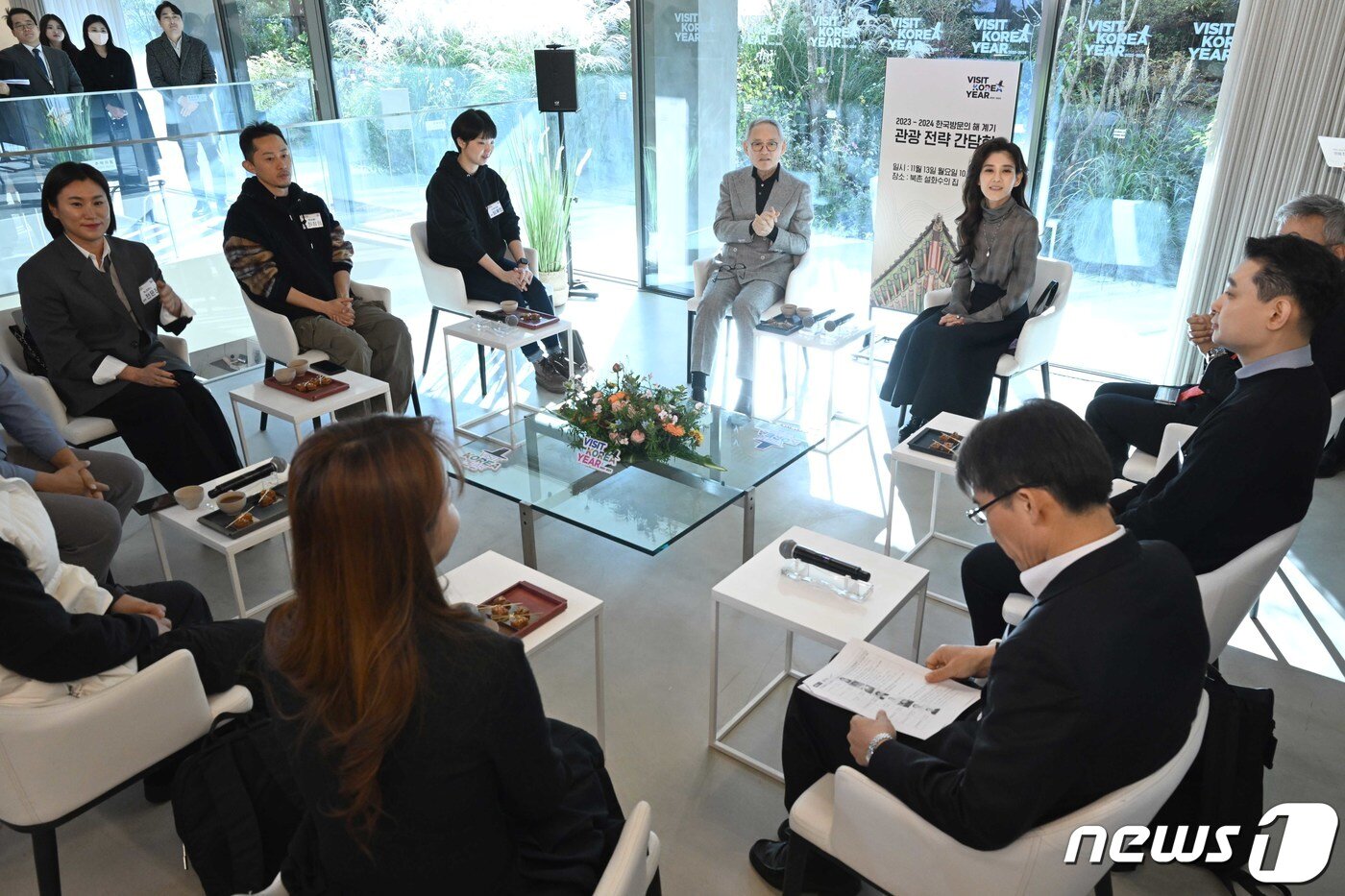 본문 이미지 - 유인촌 문화체육관광부 장관과 이부진 한국방문의해위원장을 비롯한 참석자들이 13일 오전 서울 종로구 북촌 설화수의 집에서 열린 '2023-2024 한국방문의 해' 계기 관광 전략 간담회를 하고 있다. (공동취재) 2023.11.13/뉴스1 ⓒ News1 김진환 기자