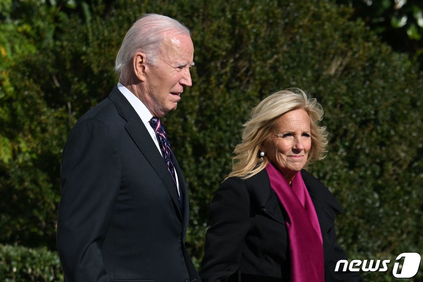 (워싱턴 AFP=뉴스1) 우동명 기자 = 조 바이든 미국 대통령과 부인 질 바이든 여사가 11일(현지시각) 델라웨어주 윌밍턴에서 주말을 보내기 위해 워싱턴 백악관을 나서고 있다. …