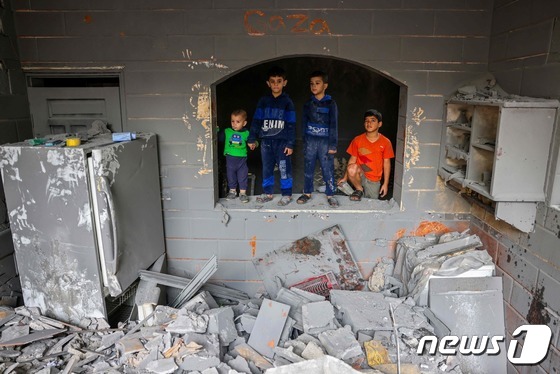[포토] 무너진 건물 속 가자 지구의 아이들