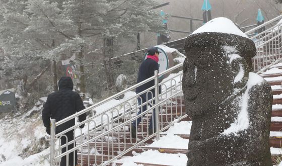 제주 한라산 올해 첫눈과 동시에 대설특보