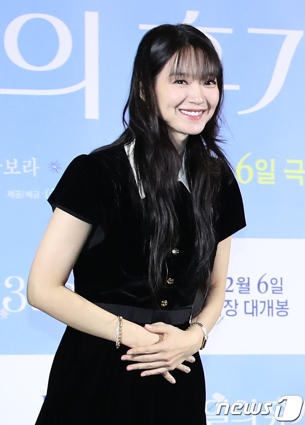 본문 이미지 - 배우 신민아가 13일 서울 용산구 CGV 용산아이파크몰에서 열린 영화 &#39;3일의 휴가‘&#40;감독 육상효&#41; 제작보고회에서 인사를 하고 있다. ⓒ News1 권현진 기자