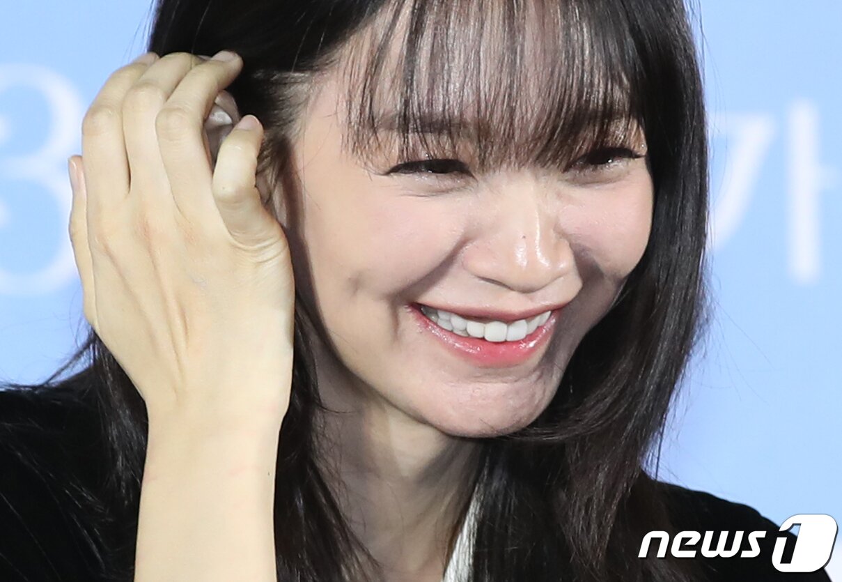 본문 이미지 - 배우 신민아가 13일 서울 용산구 CGV 용산아이파크몰에서 열린 영화 &#39;3일의 휴가‘&#40;감독 육상효&#41; 제작보고회에서 미소를 짓고 있다. ⓒ News1 권현진 기자