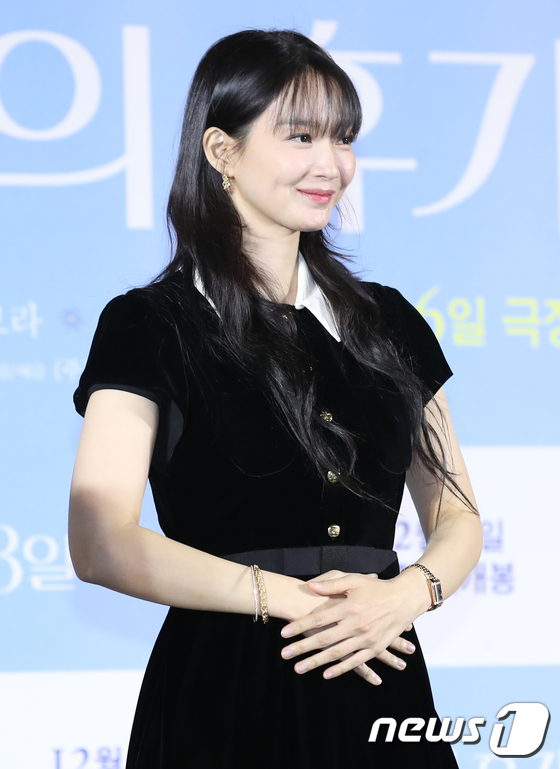 신민아, 백만불짜리 보조개 미소