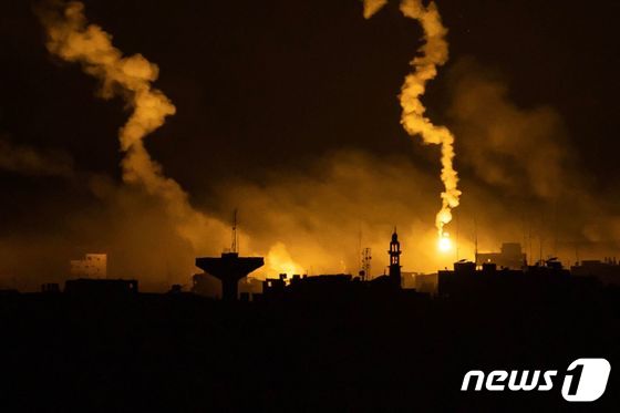 [사진] 가자 지구 상공서 폭발하는 이스라엘 군 포격