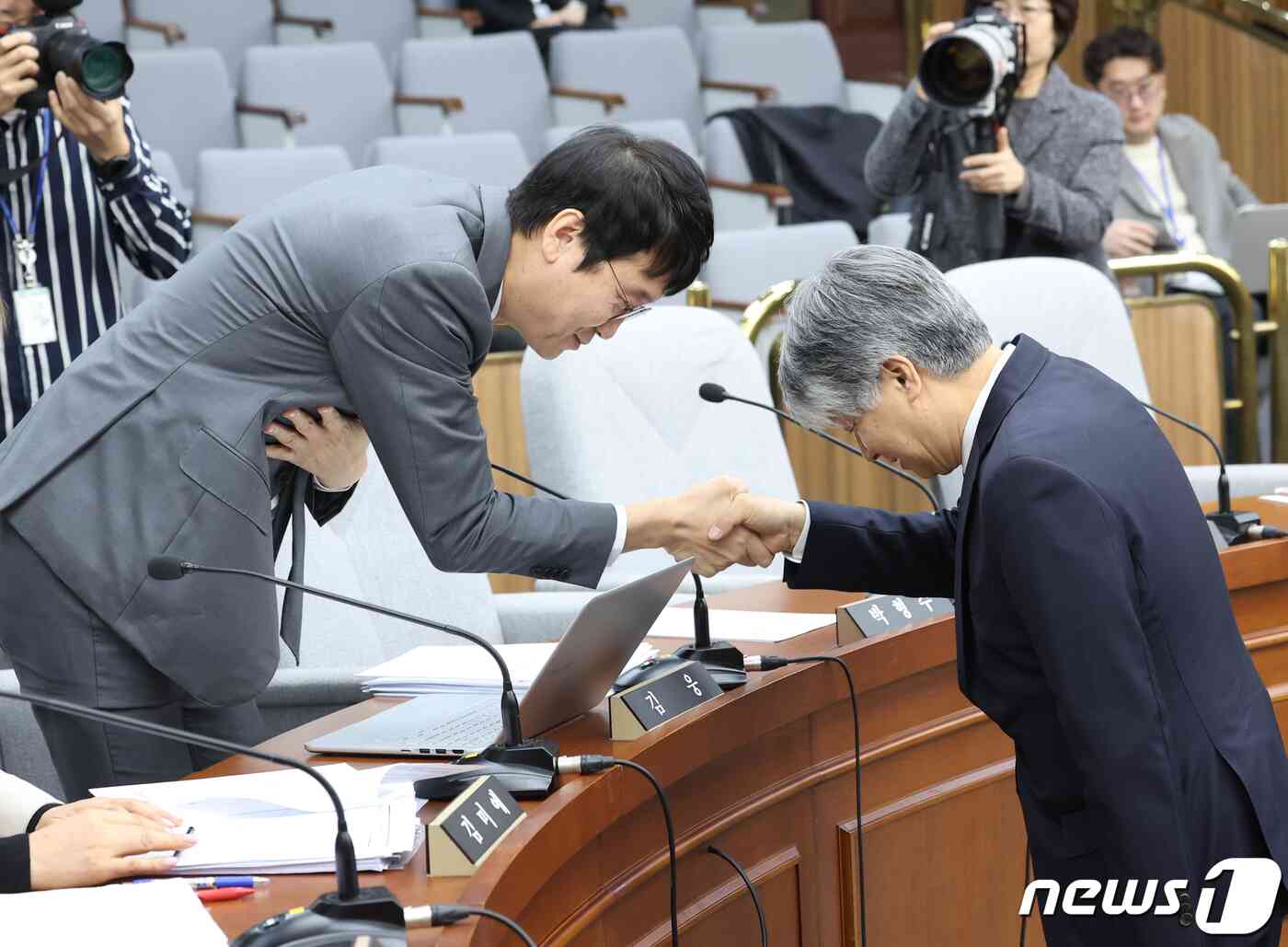이종석 헌법재판소장 후보자가 13일 서울 여의도 국회에서 열린 인사청문회에서 김웅 국민의힘 의원과 인사를 나누고 있다. 2023.11.13/뉴스1 © News1 송원영 기자