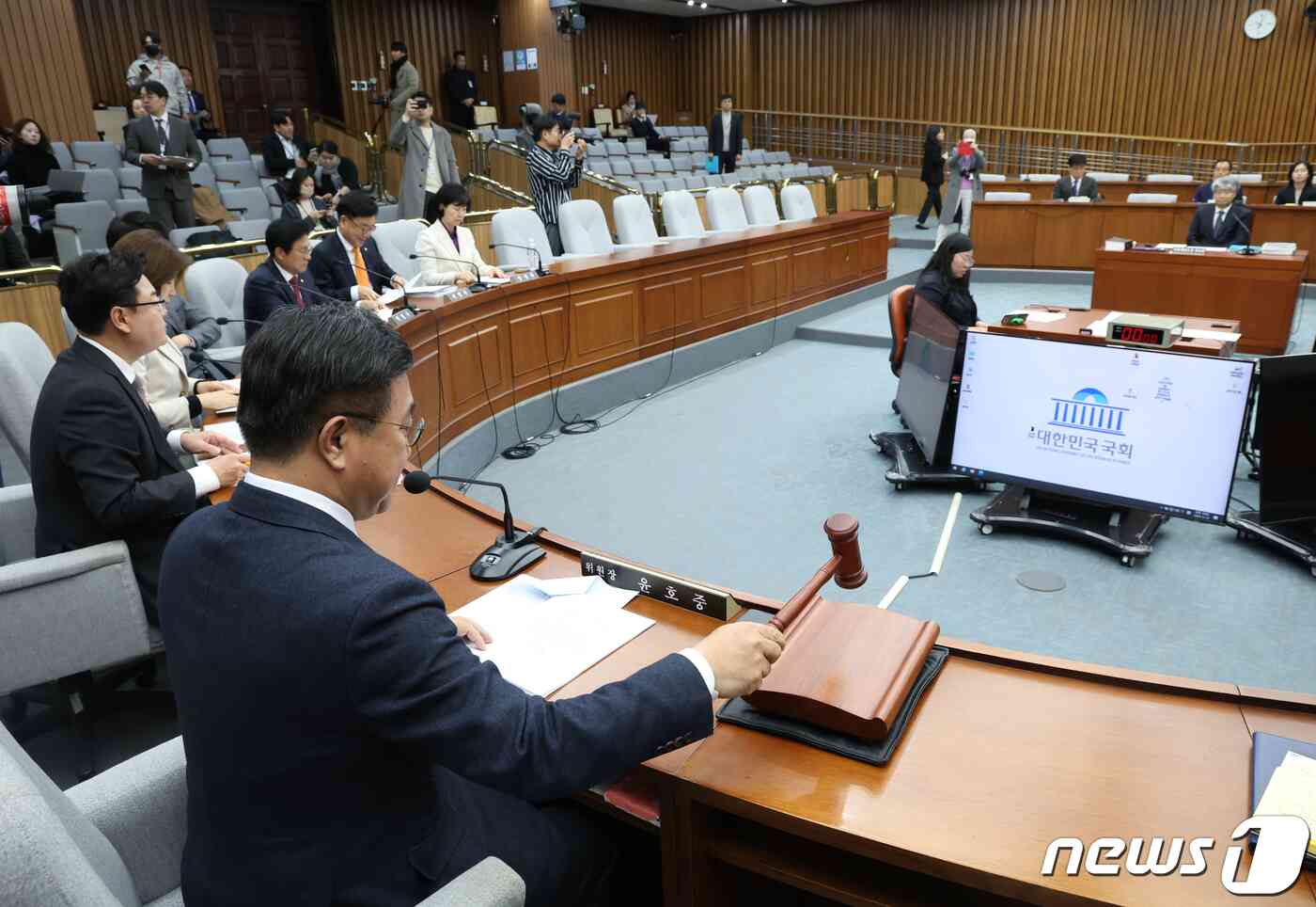 윤호중 인사청문회 위원장이 13일 서울 여의도 국회에서 열린 이종석 헌법재판소장 후보자의 인사청문회에서 의사봉을 두드리고 있다. 2023.11.13/뉴스1 © News1 송원영 기자