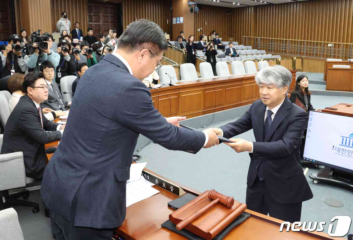 이종석 헌법재판소장 후보자가 13일 서울 여의도 국회에서 열린 인사청문회에서 윤호중 위원장에게 선서문을 전달 하고 있다. 2023.11.13/뉴스1 © News1 송원영 기자