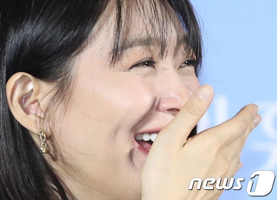 본문 이미지 - 배우 신민아가 13일 서울 용산구 CGV 용산아이파크몰에서 열린 영화 &#39;3일의 휴가‘&#40;감독 육상효&#41; 제작보고회에서 어머니 얘기를 하며 눈시울을 붉히고 있다. ⓒ News1 권현진 기자