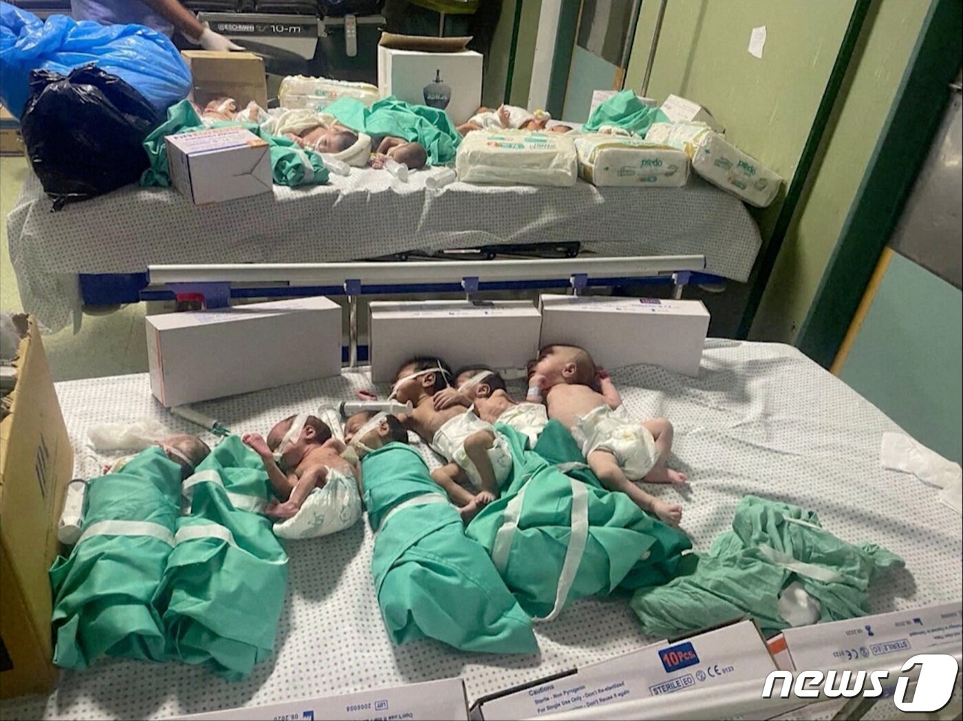 본문 이미지 - 아래 침대뿐만 아니라 위 침대에도 갓난 아이들이 즐비하다. ⓒ 로이터=뉴스1 ⓒ News1 박형기 기자