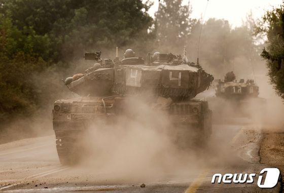 [사진] 북부 지역서 먼지 속 이동하는 이스라엘 군 장갑차